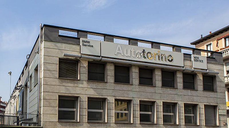 Vediamo la facciata dell'edificio del centro service Autotorino a Milano